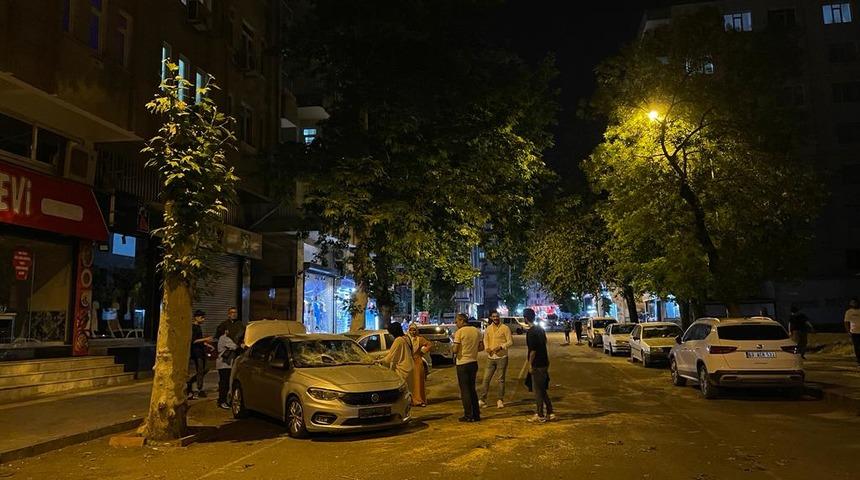 Diyarbakır'da park halindeki 3 aracın üzerine ağaç devrildi