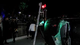 Küçükçekmece'de takla atan araç trafik ışıklarına çarptı: Yaralılar var