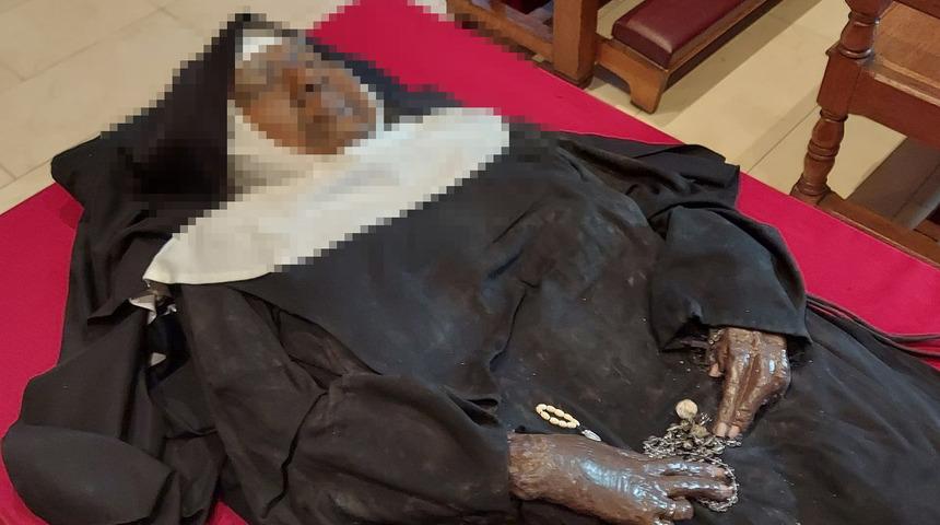 4 yıl önce ölen rahibeyi mezarından çıkarttılar! Kıyafetlerini giydirip “Mucize” diyerek sergiliyorlar