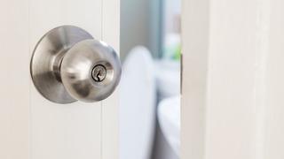 Neden kapı koluna alüminyum folyo sarmalıyız? Faydasını duyanlar hemen deniyor