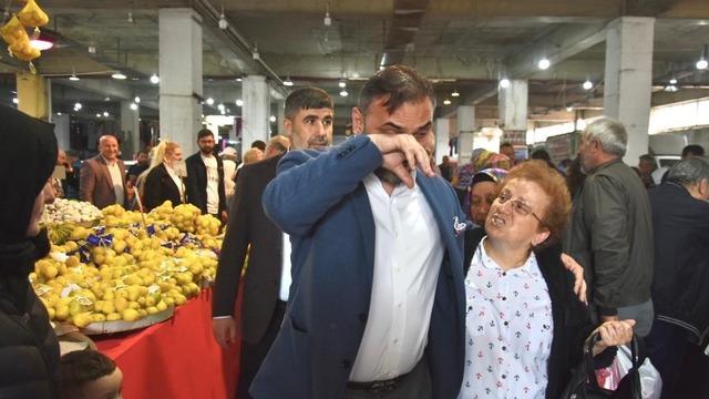 Milletvekili seçilemeyen adayı duygulandıran anlar! Sakladığı posterini gösterince gözyaşlarını tutamadı