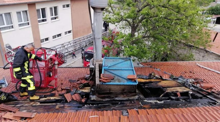 Çatı yangını büyümeden söndürüldü