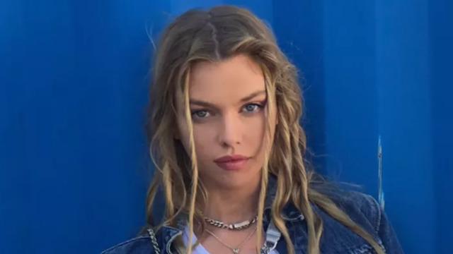 Stella Maxwell üstsüz poz verdi! Sadece göğüs uçlarını kapattı