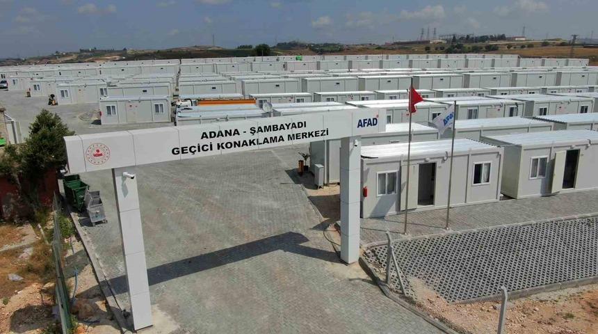 D&uuml;ğ&uuml;n salonunda kalan depremzede aile konteyner kente yerleşti