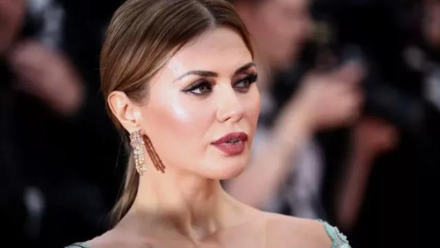 Transparan giyen Victoria Bonya derin göğüs dekolteli poz verdi!