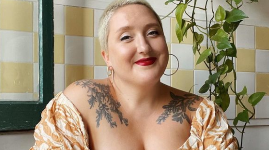 Büyük göğüslerini sığdırdığı bikinisi ağrıya neden olunca bulduğu çözüm herkesi şaşırttı