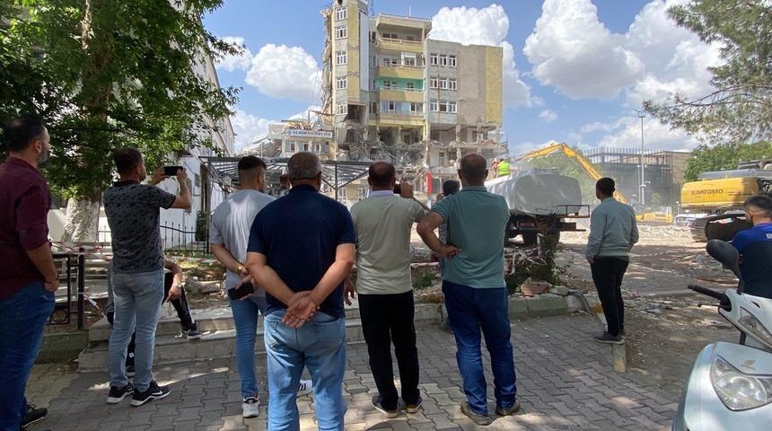 Yıkımı film gibi izlediler