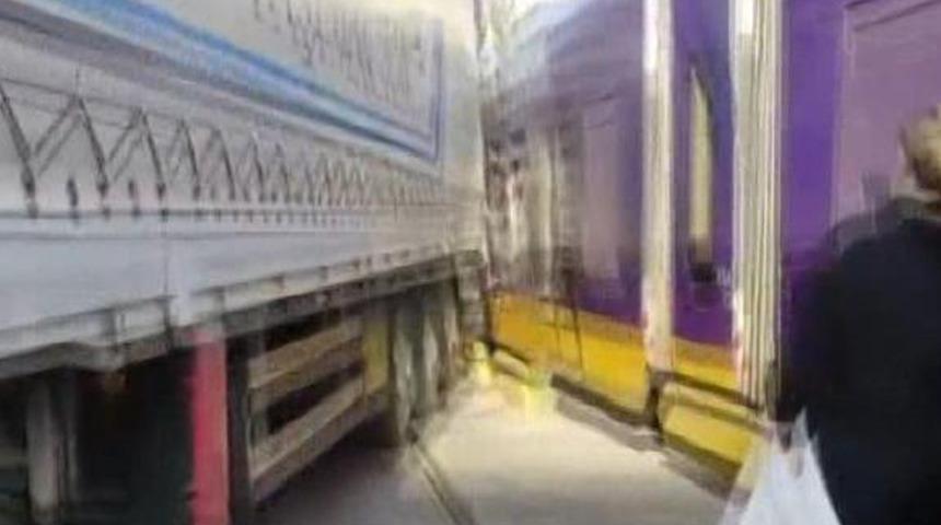 Zeytinburnu'nda tramvay TIR'ın dorsesine çarptı! Seferler aksadı