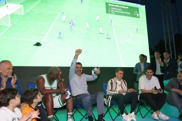 Çevre, Şehircilik ve İklim Değişikliği Bakanı Murat Kurum yıldız futbolcularla Playstation oynadı!