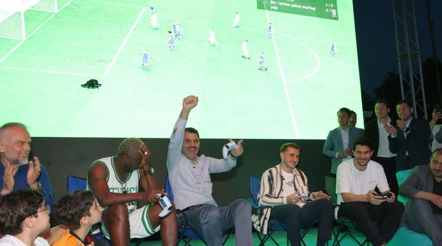 Çevre, Şehircilik ve İklim Değişikliği Bakanı Murat Kurum yıldız futbolcularla Playstation oynadı!