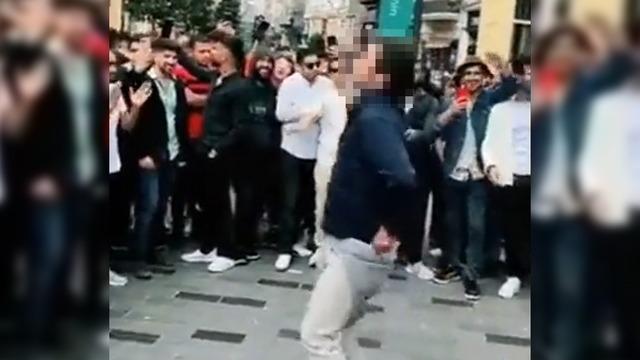 Ümit Özdağ’ın paylaştığı Taksim’de çekilen bir video sosyal medyada gündem oldu: “Afgan bir erkek dans ediyor”