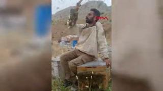 İzleyenler gözlerine inanamadı! Koruyucu kıyafet giymeden arılarla böyle görüntülendi