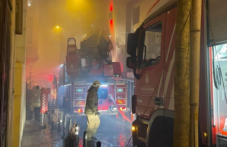 Beyoğlu'ndaki gece kulübünde korkutan yangın! Çok sayıda ekip müdahale etti