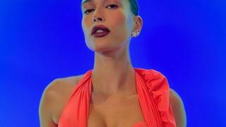 Hailey Baldwin'ın keyfi yerinde! Sere serpe uzanıp...