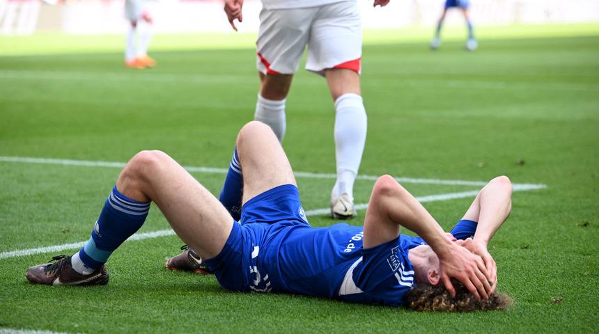 Almanya Bundesliga'da Schalke yeniden küme düştü! Dev kulüp şokta