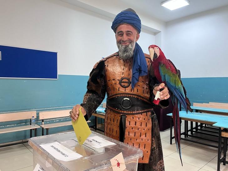 Görenler şaşırdı! Osmanlı dönemi kıyafetini giyip papağanıyla birlikte oy kullanmaya geldi