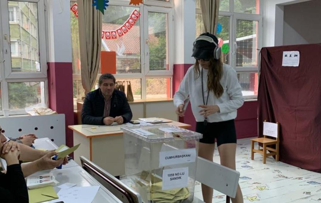 28 Mayıs se&ccedil;iminde oy kullanan &uuml;nl&uuml; isimlerin pozları! Sezen Aksu m&uuml;hr&uuml; elinde unuttu, Serenay Sarıkaya tarzıyla dikkat &ccedil;ekti