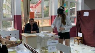 28 Mayıs seçiminde oy kullanan ünlü isimlerin pozları! Sezen Aksu mührü elinde unuttu, Serenay Sarıkaya tarzıyla dikkat çekti