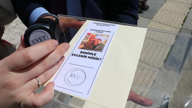 Sandıkta sürpriz evlilik teklifi! 'Böylesini beklemiyordum'