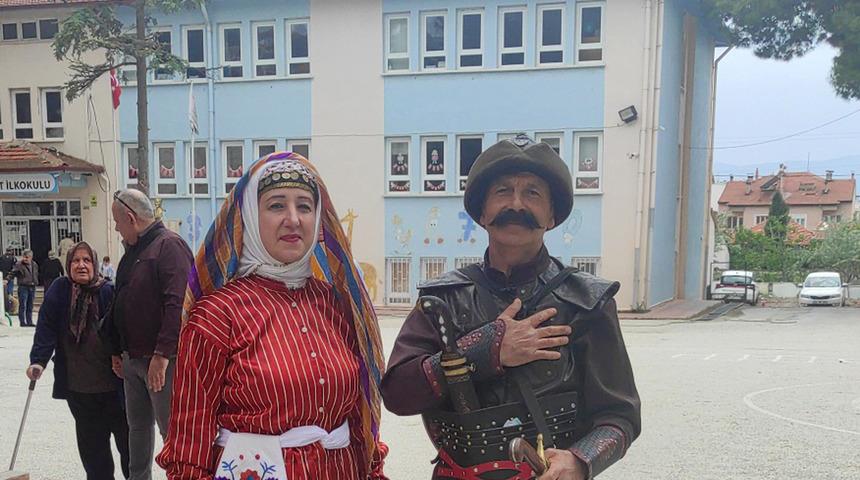 Oy kullanmaya böyle geldiler! Onları gören yanlarına gelip fotoğraf çektirdi