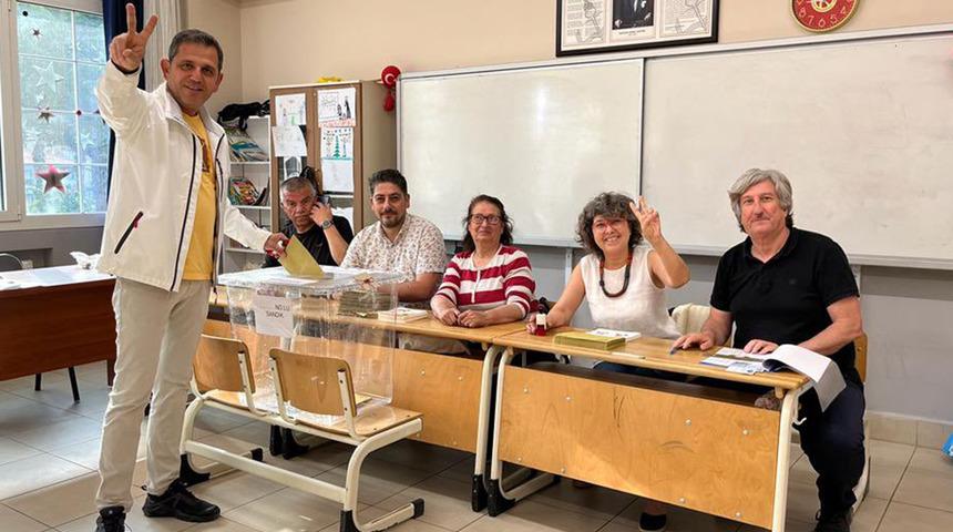 Zarfı sandığa atarken zafer işareti yapmıştı! Fatih Portakal ve Yeşil Sol Parti sandık kurulu üyesi hakkında suç duyurusu