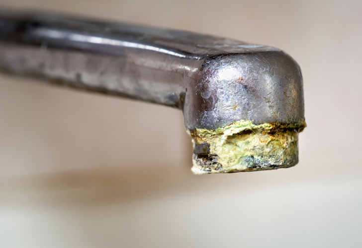 Kireç lekelerini ovalamaya gerek kalmadan çıkartıyor! İnatçı kireci anında söküp atan karışım