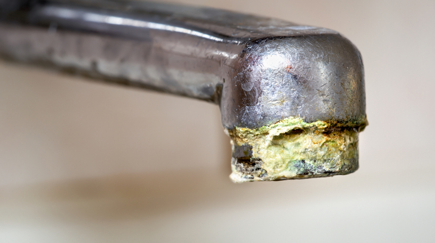 Kire&ccedil; lekelerini ovalamaya gerek kalmadan &ccedil;ıkartıyor! İnat&ccedil;ı kireci anında s&ouml;k&uuml;p atan karışım