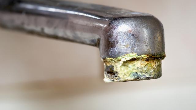 Kireç lekelerini ovalamaya gerek kalmadan çıkartıyor! İnatçı kireci anında söküp atan karışım