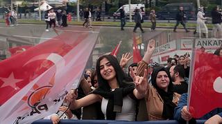 Kimi Beştepe'ye koştu, kimi meydanlara indi! Oy sayımı sürerken dikkat çeken görüntüler: Sevinç gösterilerine başladılar