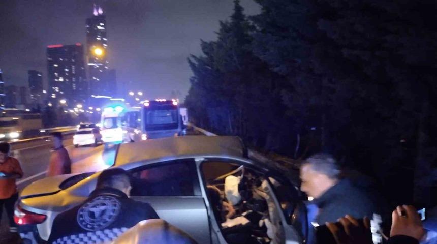 Ümraniye’de aşırı hızlı araç bariyerlere ve yol kenarındaki minibüse çarptı: 1 ölü, 2 yaralı