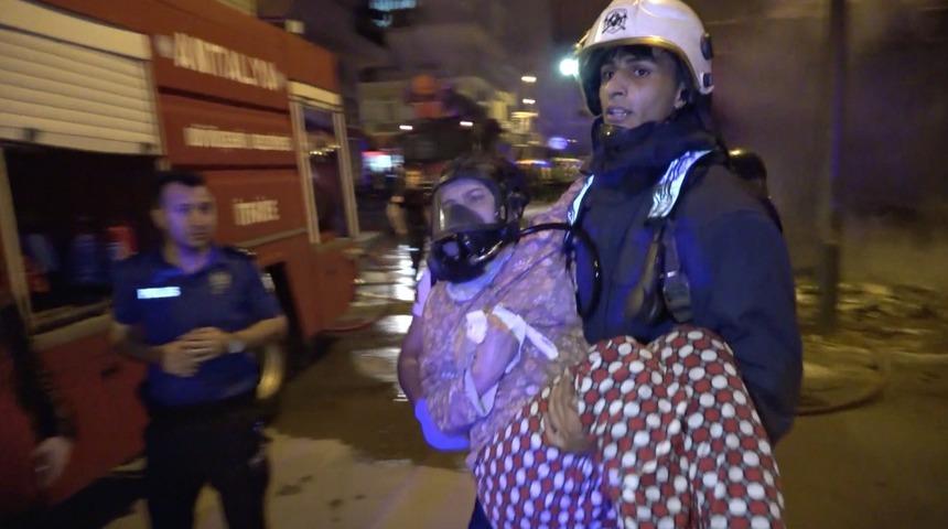 Antalya’da 5 katlı binada çıkan yangında can pazarı yaşandı