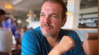 Türkiye'yi terk eden oyuncu Tolga Karel'den Kemal Kılıçdaroğlu'na: İstifanızı açıklayın