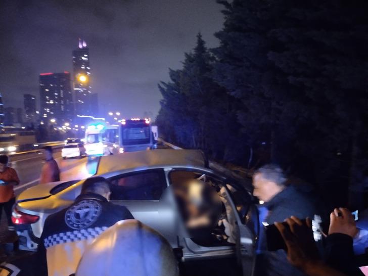 İstanbul'da feci kaza! Önce bariyerlere, daha sonra yol kenarındaki minibüse çarptı: 1 ölü, 2 yaralı