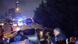 İstanbul'da feci kaza! Önce bariyerlere, daha sonra yol kenarındaki minibüse çarptı: 1 ölü, 2 yaralı