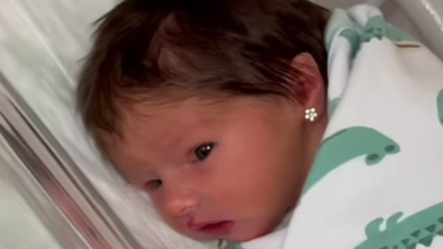 Bir günlük bebeğinin kulağını deldirdiği için tartışma yarattı