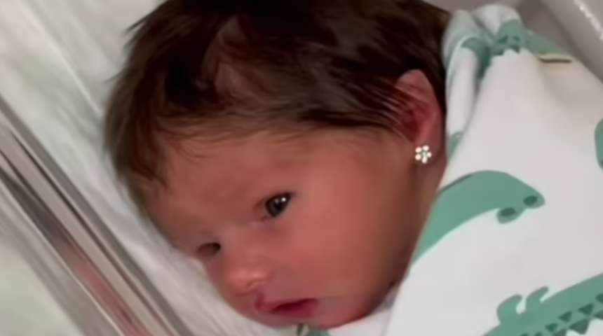 Bir günlük bebeğinin kulağını deldirdiği için eleştirilerin hedefi oldu! "Bu bebeğinin vücudu, senin değil"