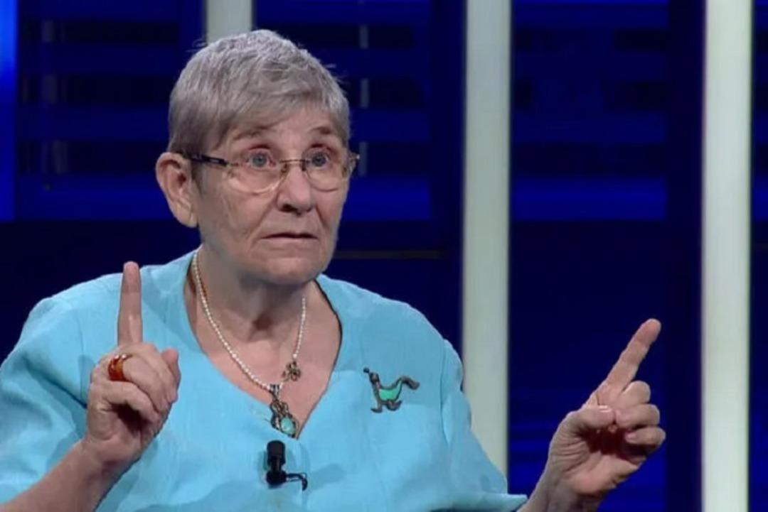 Kadınlar dikkat! Canan Karatay'dan 15 yaş gen&ccedil;leştiren form&uuml;l! Pahalı bakım kremlerine gerek yok