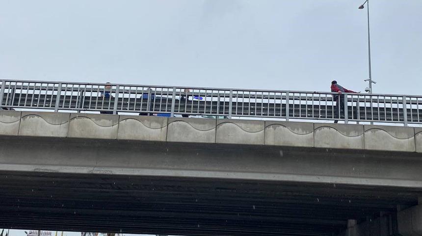 Sağanak yağmur altında ikna etmeye çalıştılar... Polisler yaklaştı, o uzaklaştı