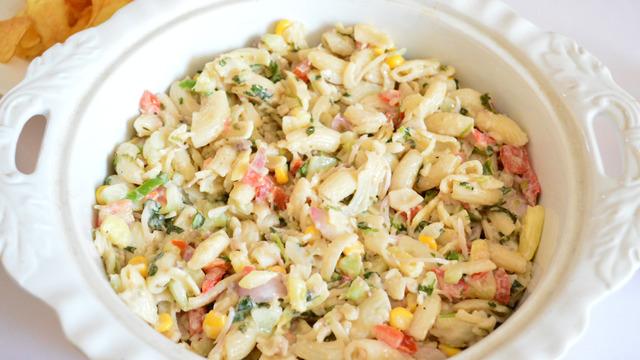 Bol soslu makarna salatası tarifi! Çay saatlerinin vazgeçilmezi makarna salatası nasıl yapılır?