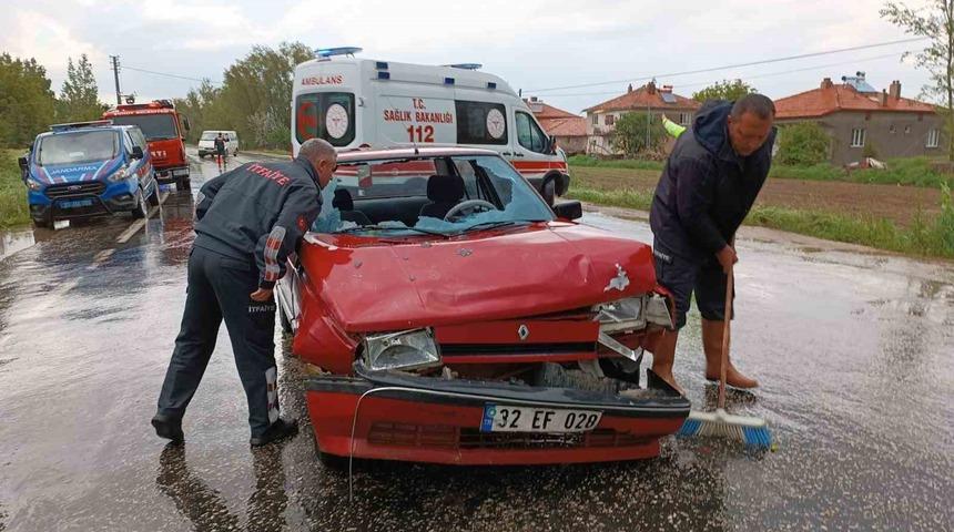 Minibüsün otomobille çarpıştığı kazada 2 kişi yaralandı