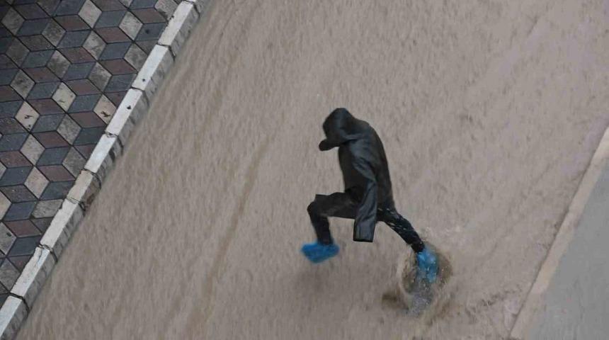 Elazığ&rsquo;da sağanak etkili oldu, caddeler dereye d&ouml;nd&uuml;