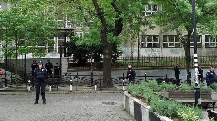 O ülkede bazı okulların e-posta adreslerine gönderilen ihbarlar yetkilileri harekete geçirdi... Hepsi tahliye edildi