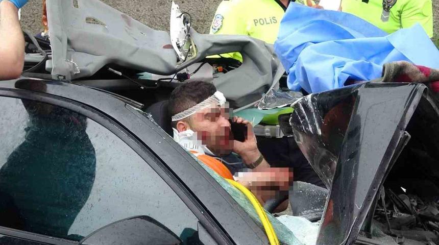 Paramparça olan aracın içinde sıkışıp kaldı, dakikalarca telefonla konuştu! TEM'deki kazada şaşkına çeviren görüntü