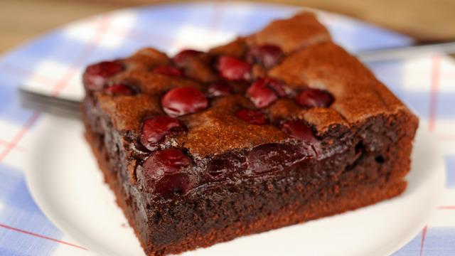 Tam kıvamında vişneli brownie tarifi! Evde vişneli brownie nasıl yapılır?