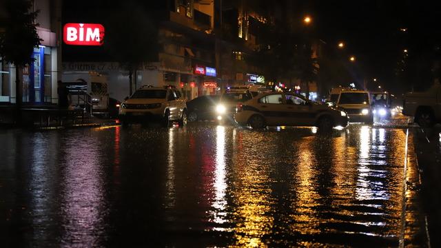 Kars'ta sağanak su baskınlarına neden oldu