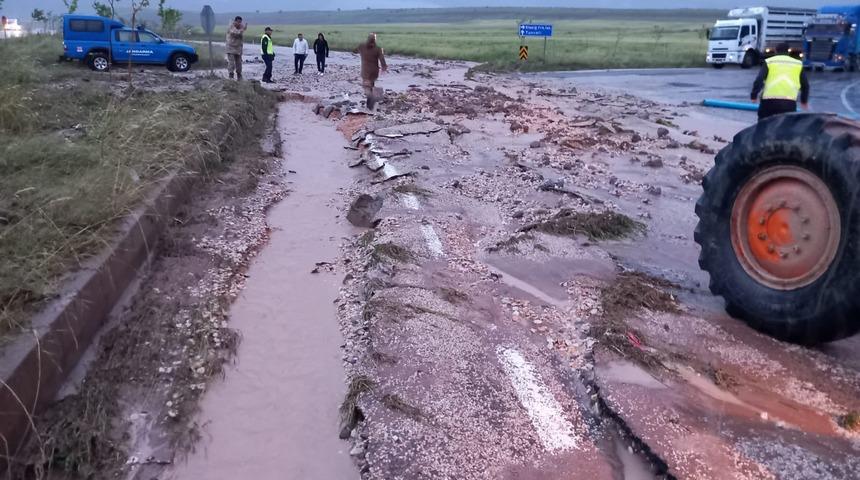 Tunceli'de sağanak nedeniyle Çemişgezek-Pertek kara yolu ulaşıma kapatıldı