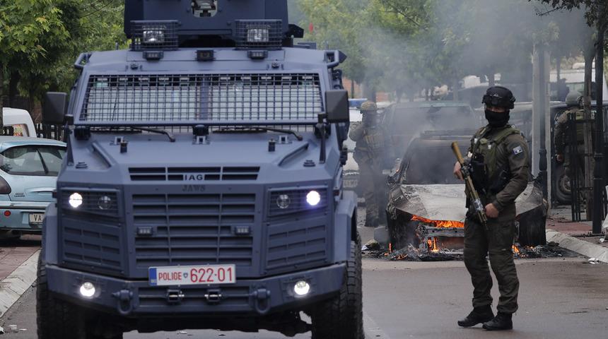 Kosova ve Sırbistan savaşın eşiğine geldi! Sınır hattındaki arbedede NATO askerleri yaralandı