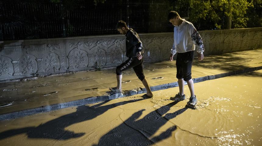 Ankara'nın Sincan ilçesinde sağanak nedeniyle su baskınları yaşandı