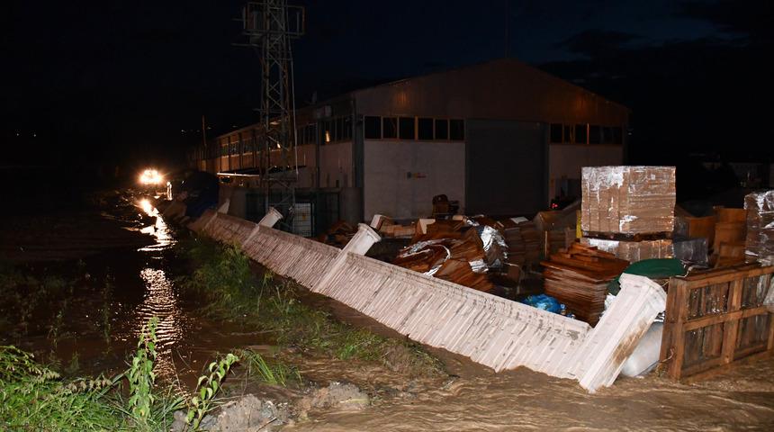 Vezirköprü'de sağanak sele neden oldu