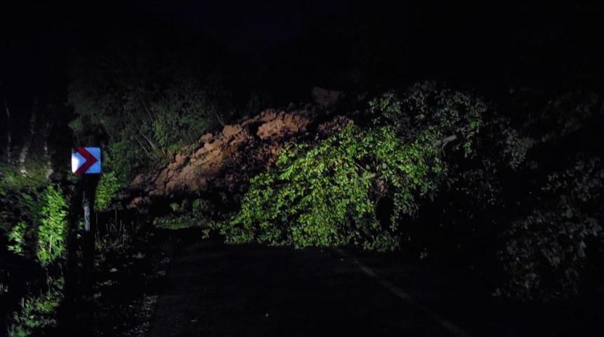 Trabzon'un Şalpazarı ilçesinde heyelan nedeniyle kara yolu ulaşıma kapandı
